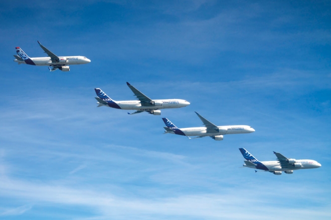 Представители четырех основных моделей Airbus в демонстрационном полете, слева направо: А320neo, А330-200, А350-900 и А380-800. Фото: Herve Gousse / Airbus
