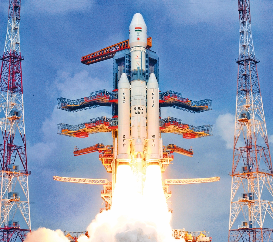 Старт ракеты-носителя GSLV MkIII со спутником связи GSAT-29, 14 ноября 2018 г. Эта ракета сегодня является наиболее мощным индийским носителем, способным выводить до 8–10 т полезной нагрузки на низкую орбиту и до 4 т – на геопереходную. С декабря 2014 г. выполнено три успешных пуска. GSLV MkIII будет использоваться и для реализации индийской пилотируемой программы Gaganyaan. Фото: ISRO