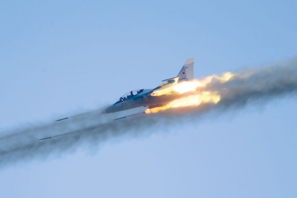 Учебно-боевой самолет Як-130 дает залп неуправляемыми ракетами С-8 по наземной цели. Фото: Алексей Михеев