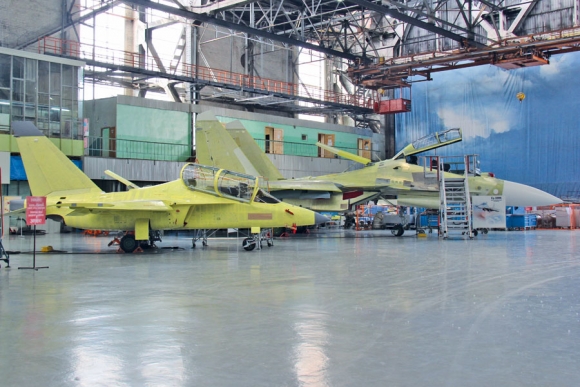 Очередные серийные самолеты Як-130 и Су-30СМ в сборочном цехе Иркутского авиационного завода корпорации «Иркут», июнь 2016 г. Фото: Андрей Фомин