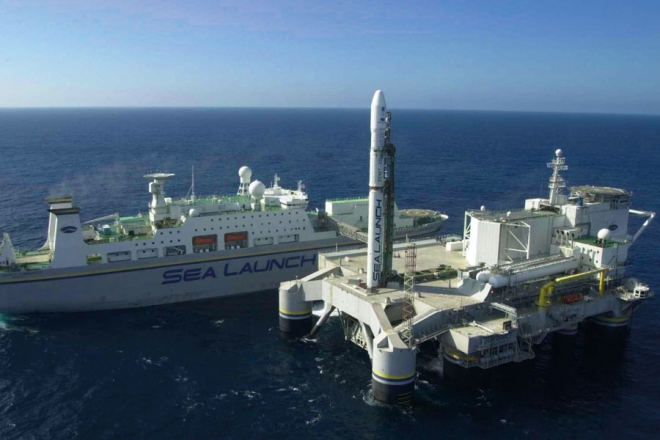 Командное судно Sea Launch Commander и плавучая стартовая платформа Odyssey с ракетой-носителем «Зенит-3SL» на пусковом столе. Фото: Sea Launch