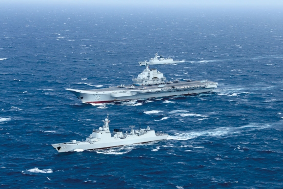 Авианосец «Ляонин» с кораблями сопровождения во время первого дальнего похода, Южнокитайское море, 2 января 2017 г.