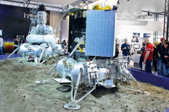 Автоматическая станция «Луна‑24» образца 1976 г. (слева) и ее преемница «Луна-25» («Луна-Глоб»), запуск которой запланирован на 2019 г., в павильоне Роскосмоса на МАКС-2017. Фото: Андрей Фомин